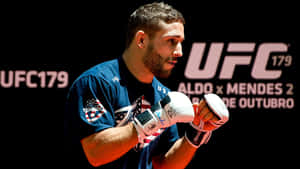 UFC 179活動中戴著白色手套和藍色襯衫的UFC拳擊手。