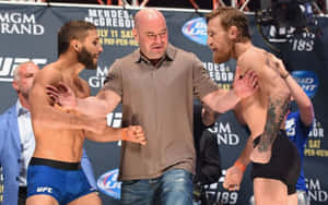 兩名拳手在UFC稱重活動中被裁判分開。