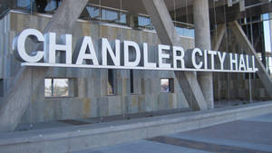 用纜線懸掛的 Chandler City Hall 標誌，位於現代建築前