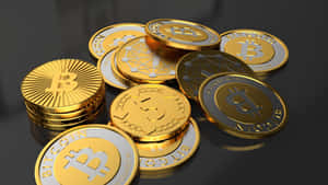 深色反光表面上的金色比特幣硬幣堆。