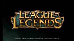 遊戲《League of Legends》嘅標誌，金色字體同青綠色石紋理。 — 英雄聯盟 壁紙