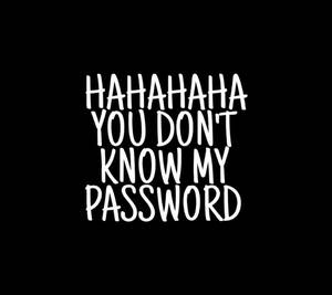 白色手寫文字在黑色背景上寫著「HAHAHA 你不知道我的密碼」。