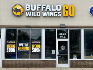 Buffalo Wild Wings 餐廳正面，窗戶上有即將開業和招聘標誌。