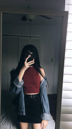 在臥室裡穿著紅色露臍上衣和牛仔外套對著鏡子自拍的人。 — 美學女孩 壁紙