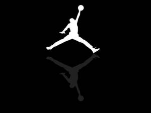 黑色背景上，一個籃球運動員入樽的白色剪影，帶有鏡像倒影。 — Air Jordan GIF 壁紙