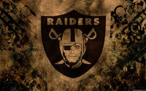 Raiders 標誌在 grunge 紋理背景上，帶有大地色調。
