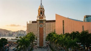 香港鐘樓在夕陽下，棕櫚樹和城市天際線 — 香港 壁紙