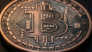 銅色比特幣硬幣的特寫，帶有電路板設計。