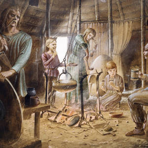 家庭在簡陋小屋中圍著火堆烹飪和進食。