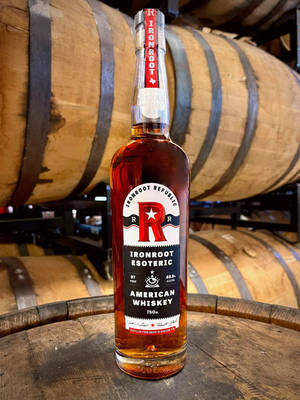 釀酒廠中木桶上的一瓶 Ironroot Esoteric American Whiskey。