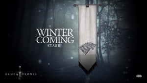 雪地森林中帶有冰原狼的史塔克旗幟和「Winter is Coming」文字。
