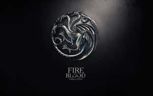 深色背景上帶有 'Fire and Blood' 文字的坦格利安龍徽章。