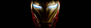 鐵甲奇俠發光的頭盔，背景為黑色。 — 寬螢幕 壁紙