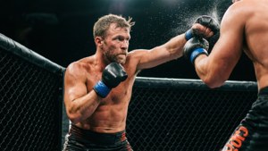 兩名拳手在明亮的燈光下於MMA八角籠內互相出拳。