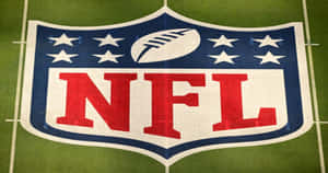 綠色足球場上的NFL標誌，帶有白色碼線