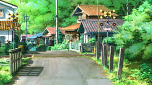 一條寧靜的日本村莊街道穿過被綠樹環繞的鐵路軌道。