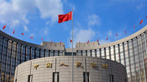 現代政府建築，藍天下有紅旗和金色中文字。 — 中國 壁紙