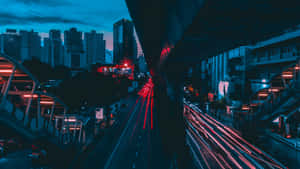 夜間城市天橋下行駛車輛的紅色光軌。 — 黑暗森林 壁紙