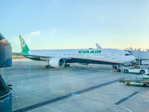 EVA Air飛機在日落時停泊在機場閘口