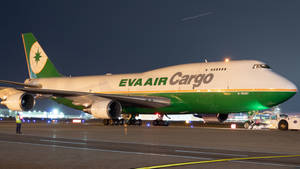 夜間停機坪上帶有地勤人員的EVA Air Cargo波音747。
