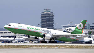 EVA Air Cargo飛機在機場停機坪上，背景有控制塔。