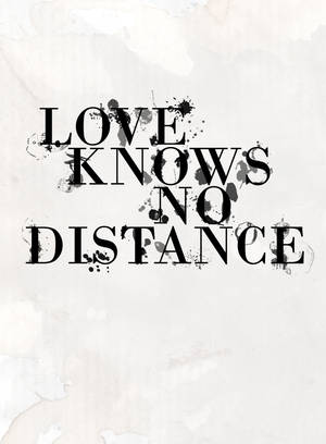 在帶有紋理的紙上，有墨水飛濺的 love knows no distance 文字藝術。 — 愛就是愛 壁紙