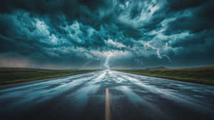 暴風雨天空下的濕路，閃電劃過烏雲。 — 天氣 壁紙