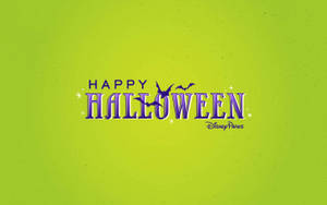 Happy Halloween 迪士尼樂園標誌，蝙蝠在綠色背景上。