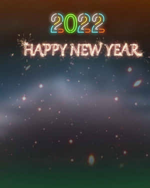 霓虹燈2022和新年快樂文字在繁星點點的夜空中閃爍。