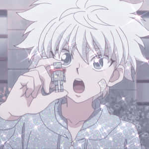 白發動漫男孩拿著一個閃閃發光的機械人玩具，周圍有火花。