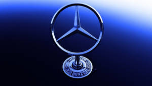 藍色引擎蓋上帶有金屬光澤的 Mercedes-Benz 標誌。 — 藍色 壁紙