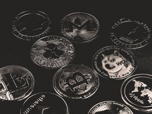 實體加密貨幣硬幣收藏，包括比特幣、狗狗幣和萊特幣。 — 黑白 壁紙