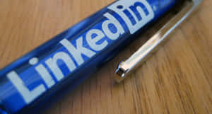 木質桌面上的藍色LinkedIn筆