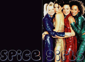 五位身穿彩色閃片服裝的女性一起擺姿勢，帶有「SPICE GIRLS」文字。 — 薰衣草美學 壁紙