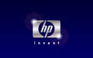 HP標誌，帶有「invent」文字，在深藍色背景上發光。
