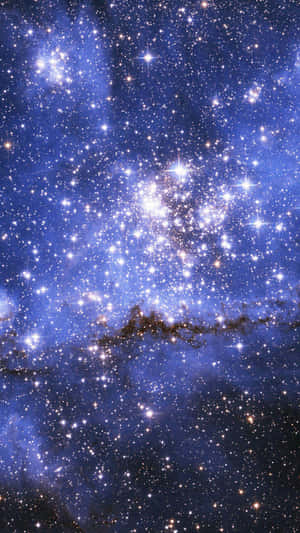 廣闊的藍色星雲和明亮的恆星充滿夜空，構成宇宙場景。