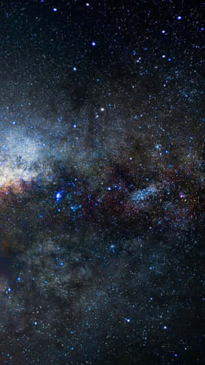 銀河系在深空中閃耀的星雲和無數恆星。