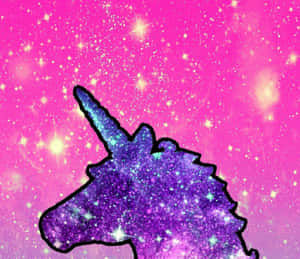 一個紫色閃爍的獨角獸頭部，襯托著粉紅色星空。 — 彩虹小馬 壁紙