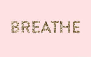 柔和粉紅色背景上寫有「breathe」的閃爍金色字母。 — 淡彩風格 壁紙