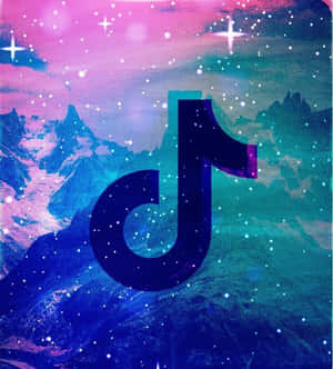 TikTok標誌以星空山脈為背景，帶有粉紅和青綠色調。