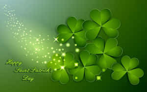 綠色三葉草帶有閃光，漸變綠色背景上寫有「Happy Saint Patrick's Day」文字。