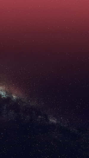 銀河系在深紅和紫色的夜空中閃爍著星星。