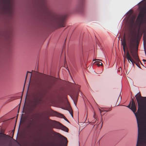 粉紅色頭髮、紅色眼睛的動漫女孩躲在書本後面，而一位男孩靠近。 — 動漫情侶 壁紙