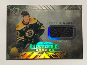 Charlie McAvoy 冰球新秀卡，附球衣補丁和螢光綠色文字。