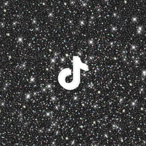 TikTok標誌在繁星點點的夜空下，帶有彩色閃光。