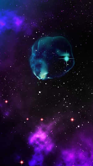 一個發光的青綠色星雲被紫色宇宙雲和閃爍星星包圍。 — 閃粉 壁紙