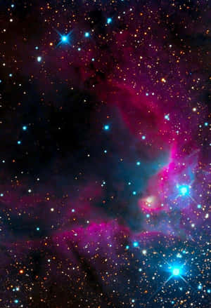 深空中帶有發光星星和彩色氣體雲的鮮豔宇宙星雲。 — 閃粉 壁紙