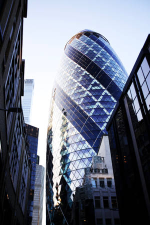 倫敦的Gherkin建築，藍色玻璃外牆反射天空和周圍結構。 — 小米Pad 9 Pro 壁紙