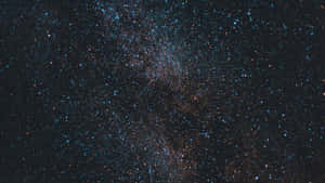 夜空中的銀河系，帶有星星和宇宙塵埃