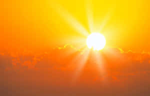 日落時分，發光的太陽和橙色雲彩